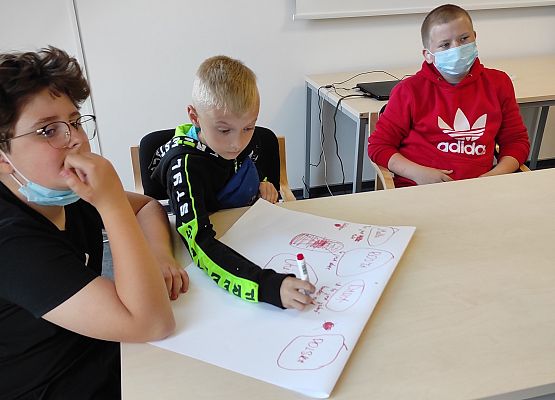 Uczniowie na warsztatach kultury kaszubskiej