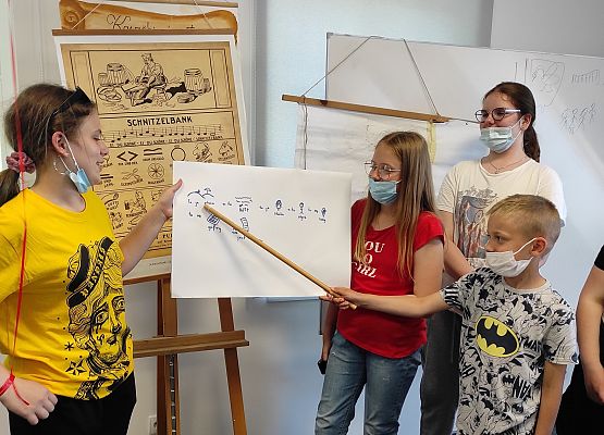 Uczniowie na warsztatach kultury kaszubskiej