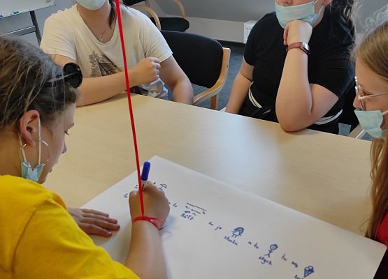 Uczniowie na warsztatach kultury kaszubskiej