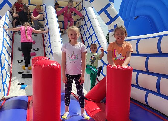 Uczniowie na zjeżdżalni