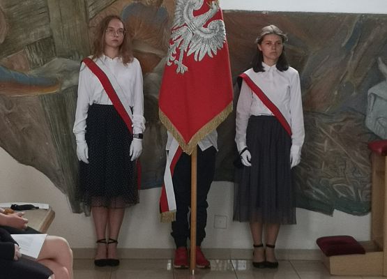 Uczniowie ze sztandarem