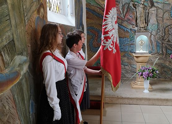 Uczniowie ze sztandarem