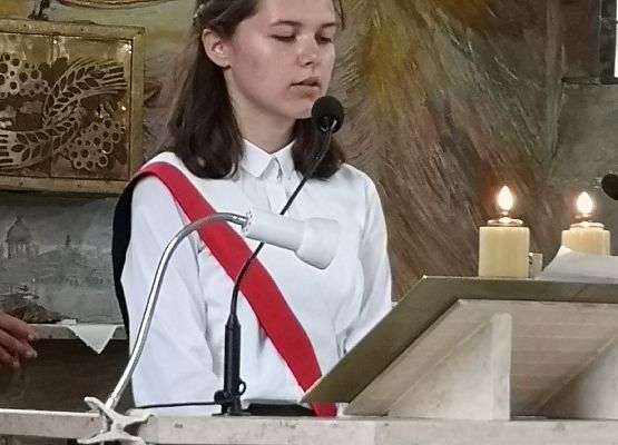 Uczennica czyta w kościele
