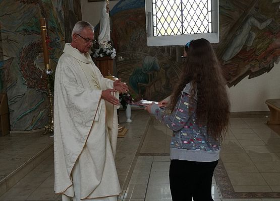 Uczennica składa dar ołtarza