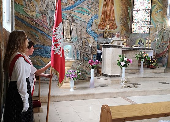 Uczniowie ze sztandarem