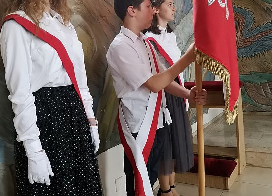 Uczniowie ze sztandarem