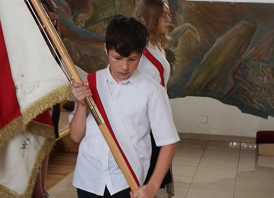 Uczniowie ze sztandarem