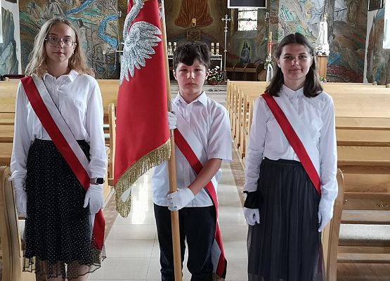 Uczniowie ze sztandarem