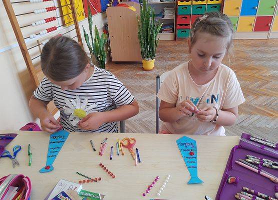 Uczniowie wykonują prezenty z okazji Dnia Ojca