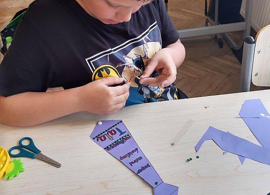 Uczeń wykonuje prezent z okazji Dnia Ojca