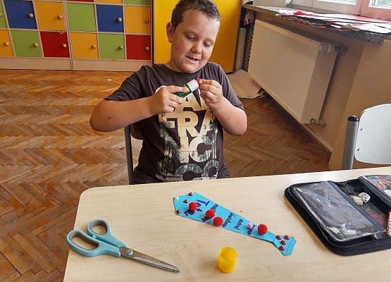 Uczeń wykonuje prezent z okazji Dnia Ojca