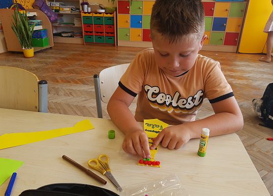 Uczeń wykonuje prezent z okazji Dnia Ojca