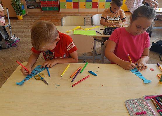 Uczniowie wykonują prezenty z okazji Dnia Ojca