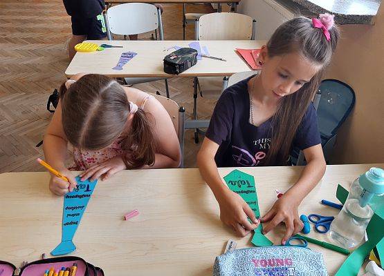 Uczennice wykonują prezenty z okazji Dnia Ojca