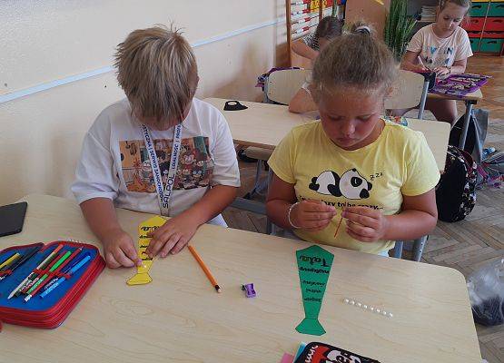 Uczniowie wykonują prezenty z okazji Dnia Ojca