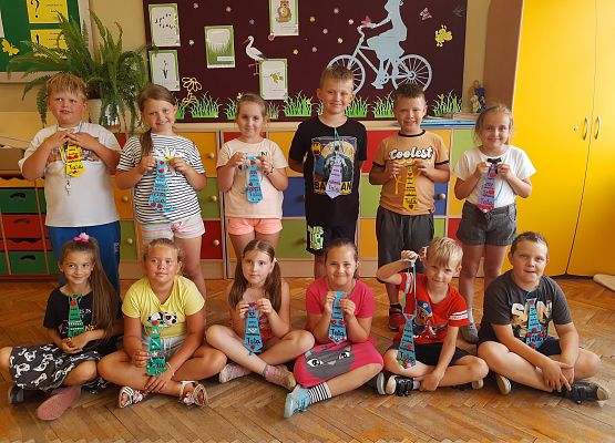 Uczniowie klasy pierwszej z prezentami