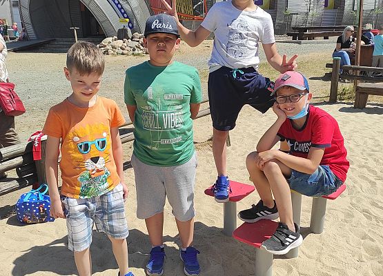 Uczniowie klasy 2 na placu zabaw