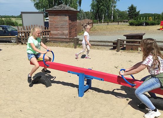 Uczniowie klasy 2 na placu zabaw