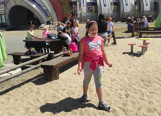 Uczniowie klasy 2 na placu zabaw