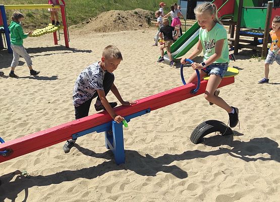 Uczniowie klasy 2 na placu zabaw