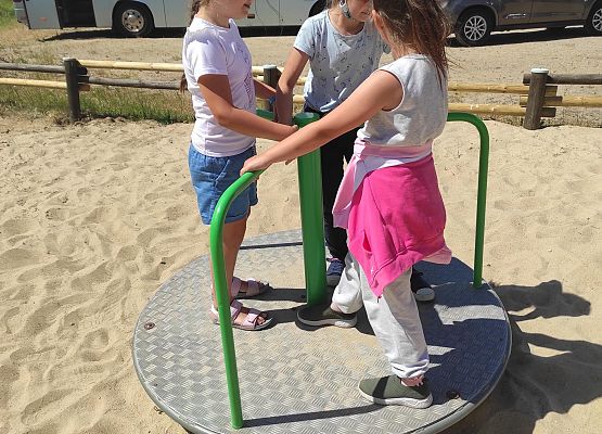 Uczniowie klasy 2 na placu zabaw