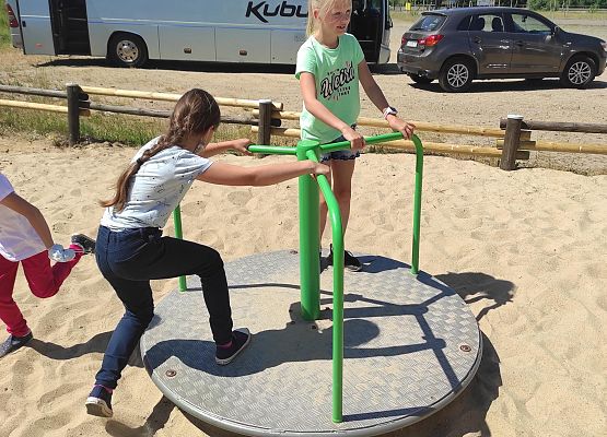 Uczniowie klasy 2 na placu zabaw