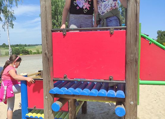 Uczniowie klasy 2 na placu zabaw