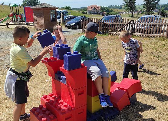 Uczniowie klasy 2 na placu zabaw