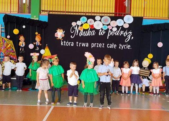 Występ przedszkolaków na zakończeniu roku przedszkolnego