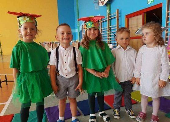Przedszkolaki na zakończeniu roku przedszkolnego