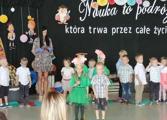 Występ przedszkolaków na zakończeniu roku przedszkolnego