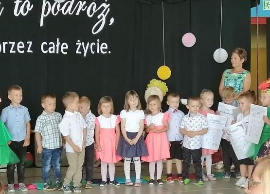 Występ przedszkolaków na zakończeniu roku przedszkolnego