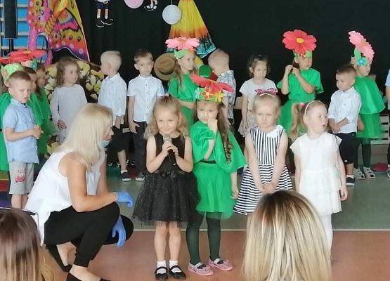 Występ przedszkolaków na zakończeniu roku przedszkolnego