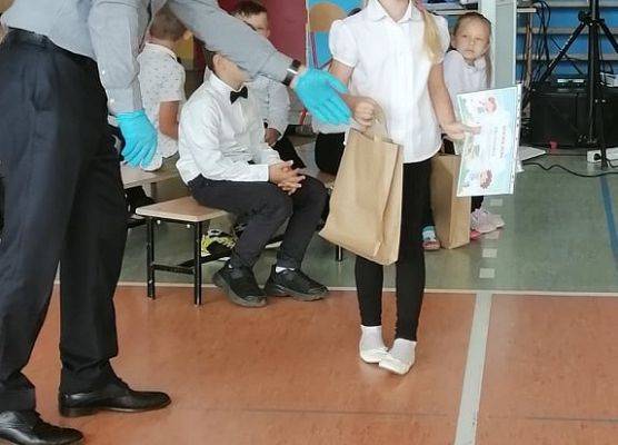 Dyrektor gratuluje dziewczynce