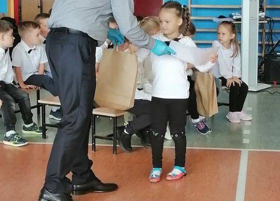 Dyrektor gratuluje dziewczynce