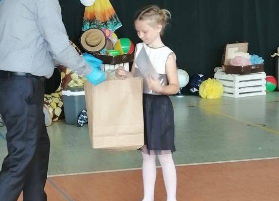 Dyrektor gratuluje dziewczynce