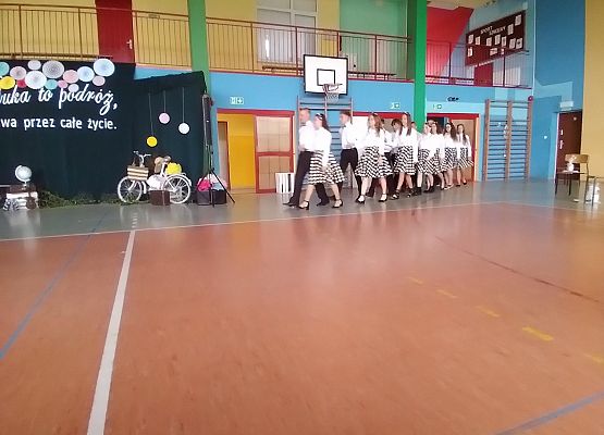 Uczniowie tańczą poloneza