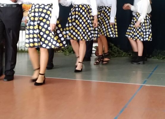 Uczniowie tańczą poloneza
