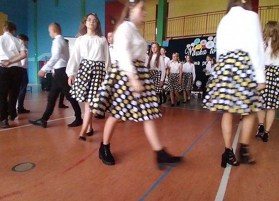 Uczniowie tańczą poloneza