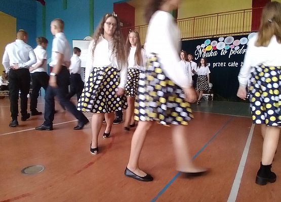 Uczniowie tańczą poloneza
