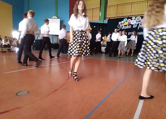 Uczniowie tańczą poloneza
