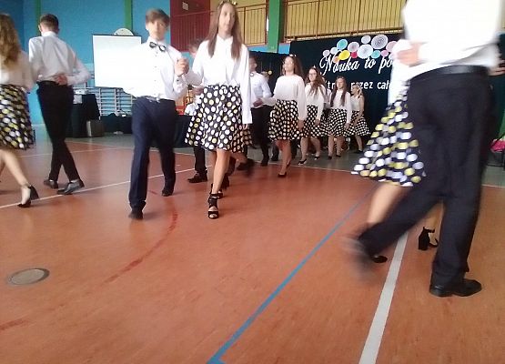 Uczniowie tańczą poloneza