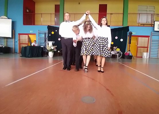 Uczniowie tańczą poloneza