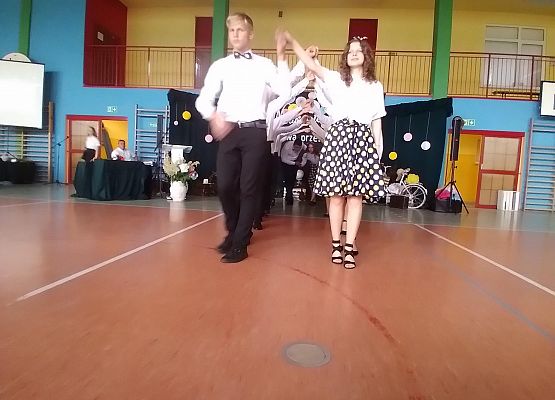 Uczniowie tańczą poloneza