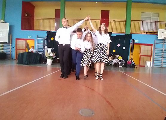 Uczniowie tańczą poloneza