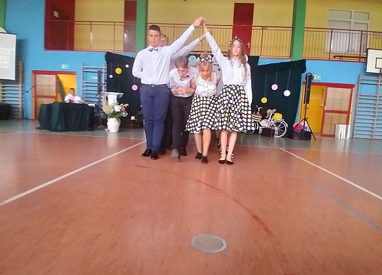 Uczniowie tańczą poloneza