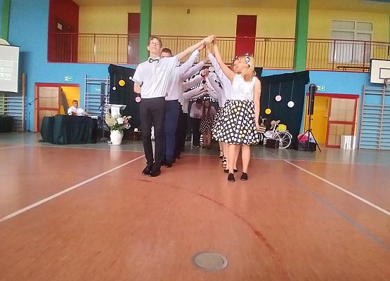 Uczniowie tańczą poloneza