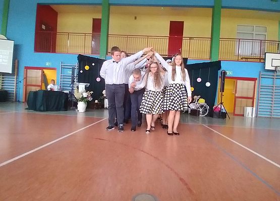 Uczniowie tańczą poloneza