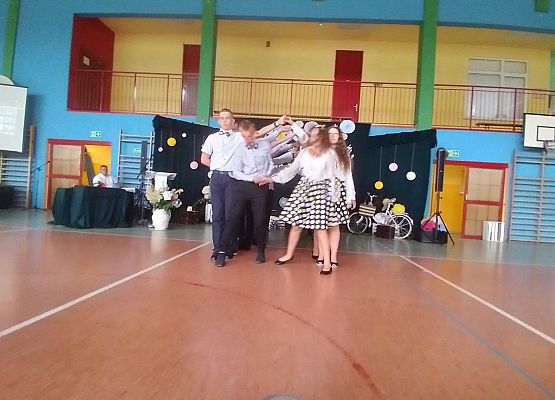 Uczniowie tańczą poloneza