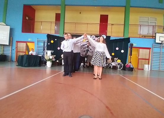 Uczniowie tańczą poloneza